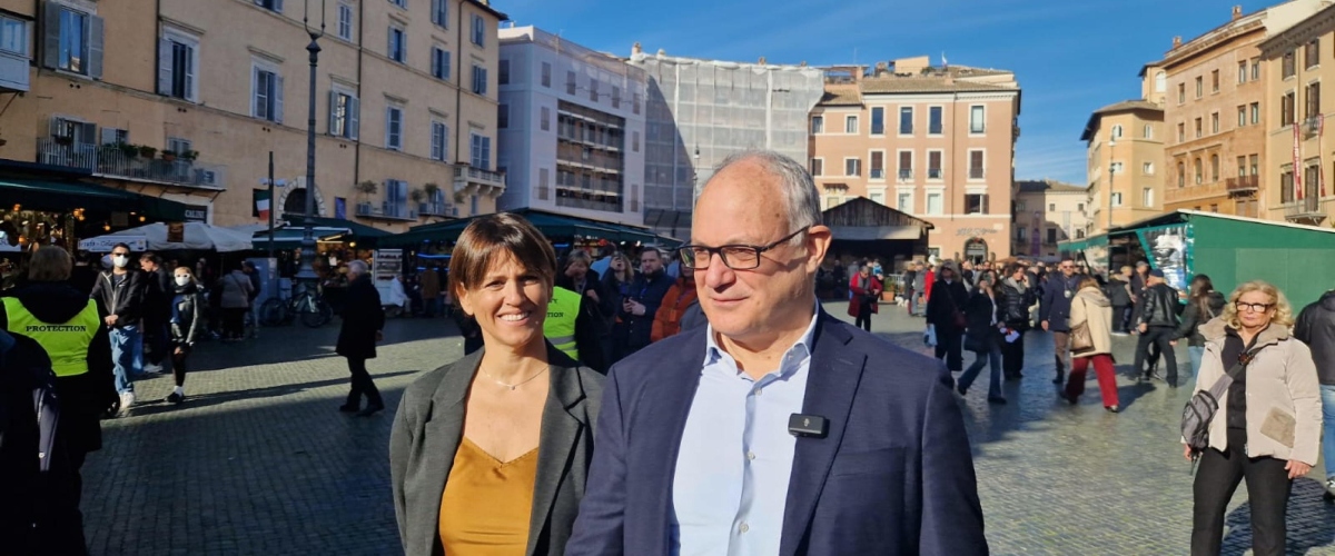 Guai per Gualtieri: si dimette l'assessora Lucarelli, al suo posto la capogruppo dem. Al Nazareno si accapigliano le correnti