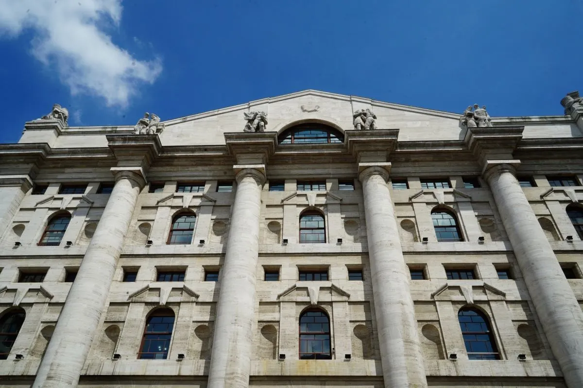 Borse oggi in diretta | Europa attesa poco mossa, petrolio oltre 90 dollari in scia all’alta tensione nello Stretto di Hormuz