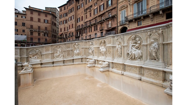 Fonte Gaia si illumina di rosso per la giornata della sclerosi multipla - Siena Free