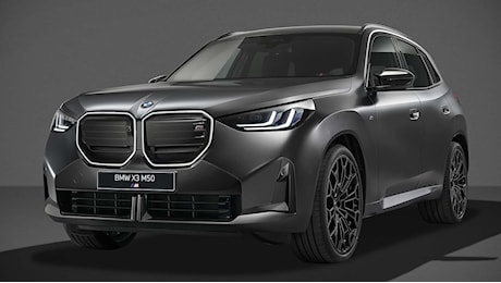 La BMW X3 M50 diventa più potente e si veste di nero