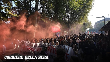 Bologna, scontri alla stazione dopo il corteo studentesco: dieci denunciati e cinquanta identificati