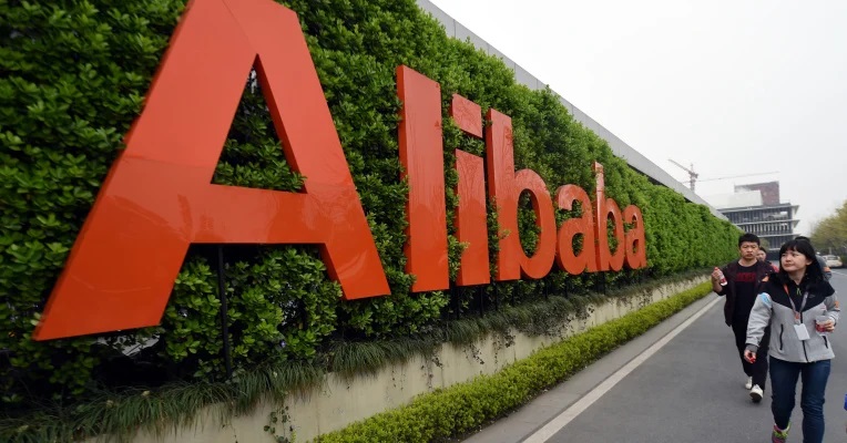 Alibaba vieta Claude Code ai dipendenti: cresce lo scontro con Anthropic dopo il caso della presunta backdoor
