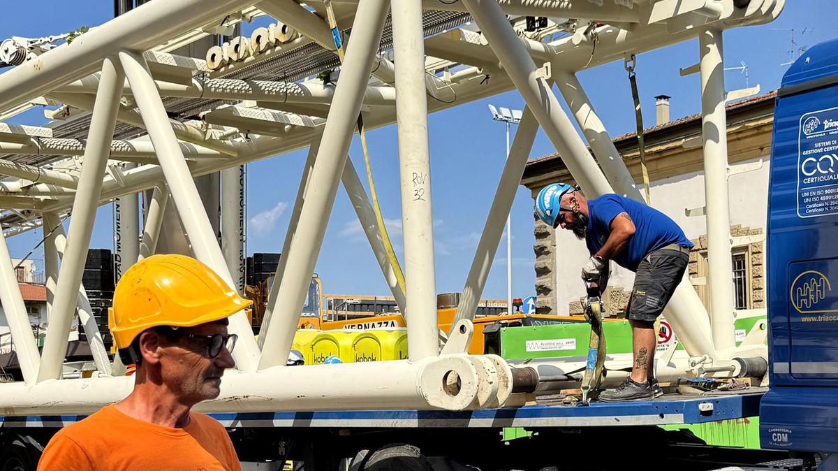 Il Ponte al Pino viene ’fatto a pezzi’. Stop ai convogli per cinque giorni. Navette tra stazioni e rivoluzione bus