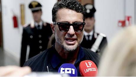 Fabrizio Corona aggredito e rapinato sotto casa a Milano: riconosciuto uno degli aggressori