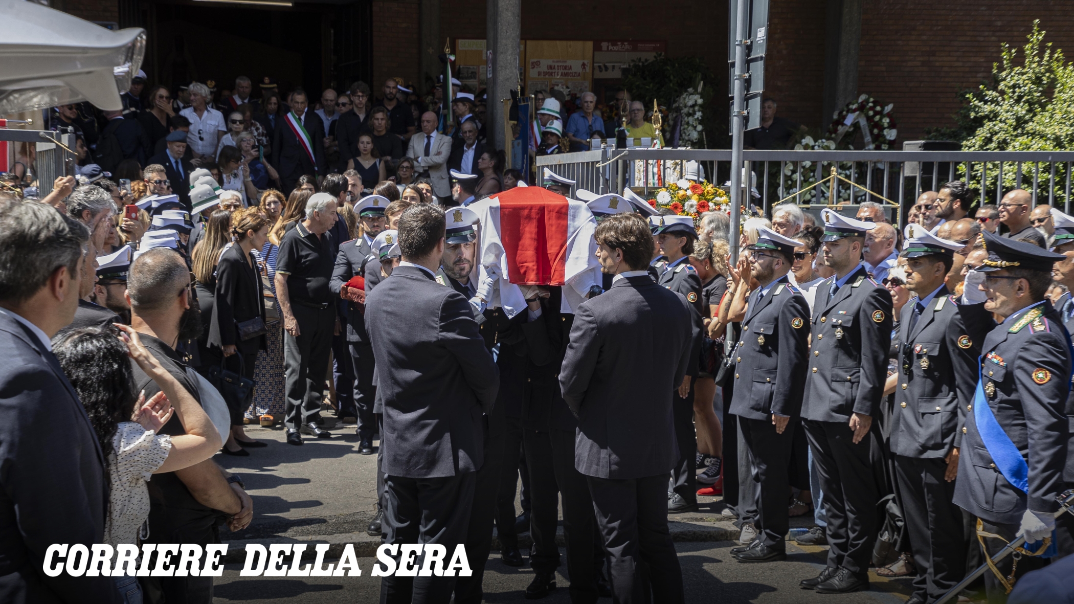 In centinaia per l'ultimo saluto al vigile Francesco Imprezzabile nella sua chiesa al Corvetto. «Morto per un gesto eroico, non temerario»