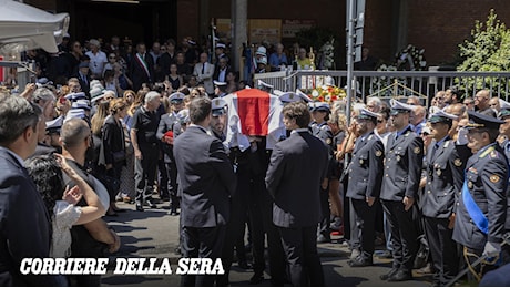 L’ultimo saluto a Francesco Imprezzabile, il vigile eroe del Corvetto: centinaia di colleghi ai funerali