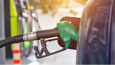 Caro carburanti, il gasolio resta sopra i 2,20 euro in tre distributori su quattro