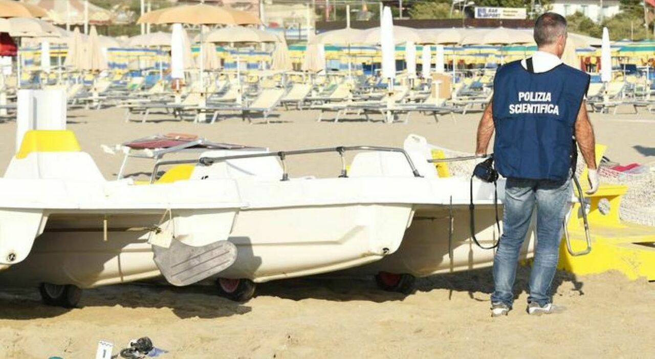 Turista tedesca denuncia uno stupro in spiaggia a Rimini: sotto accusa un giovane. I baci in discoteca e gli amici testimoni
