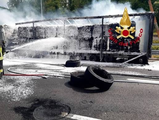 Camion in fiamme, chiuso tratto A1 nel Fiorentino