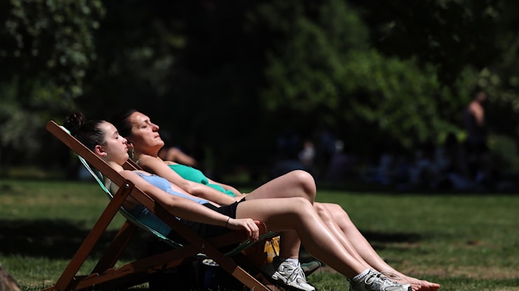 Meteo, mercoledì la giornata più torrida: ma al Nord allerta per temporali e maxi-grandine. Giovedì bollino rosso a Torino, Bologna, Firenze e Roma - Corriere della Sera