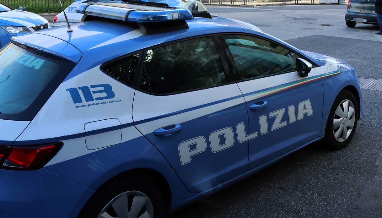 Tenta di soffocare la compagna a Ladispoli davanti ai figli, il più piccolo chiama il 112 e lo fa arrestare
