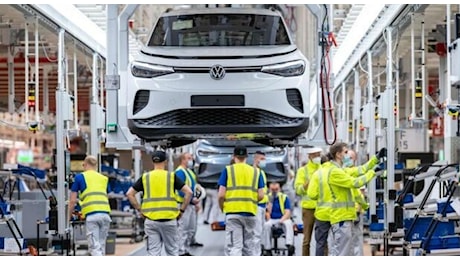 Volkswagen, il ceo Blume quantifica i tagli: 50mila posti a rischio. Il board frena il piano di ristrutturazione