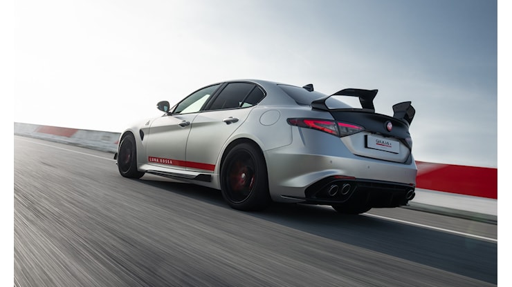 La fenomenale Alfa Romeo Giulia Quadrifoglio Luna Rossa da 520 cv in pista a Balocco - QN Motori