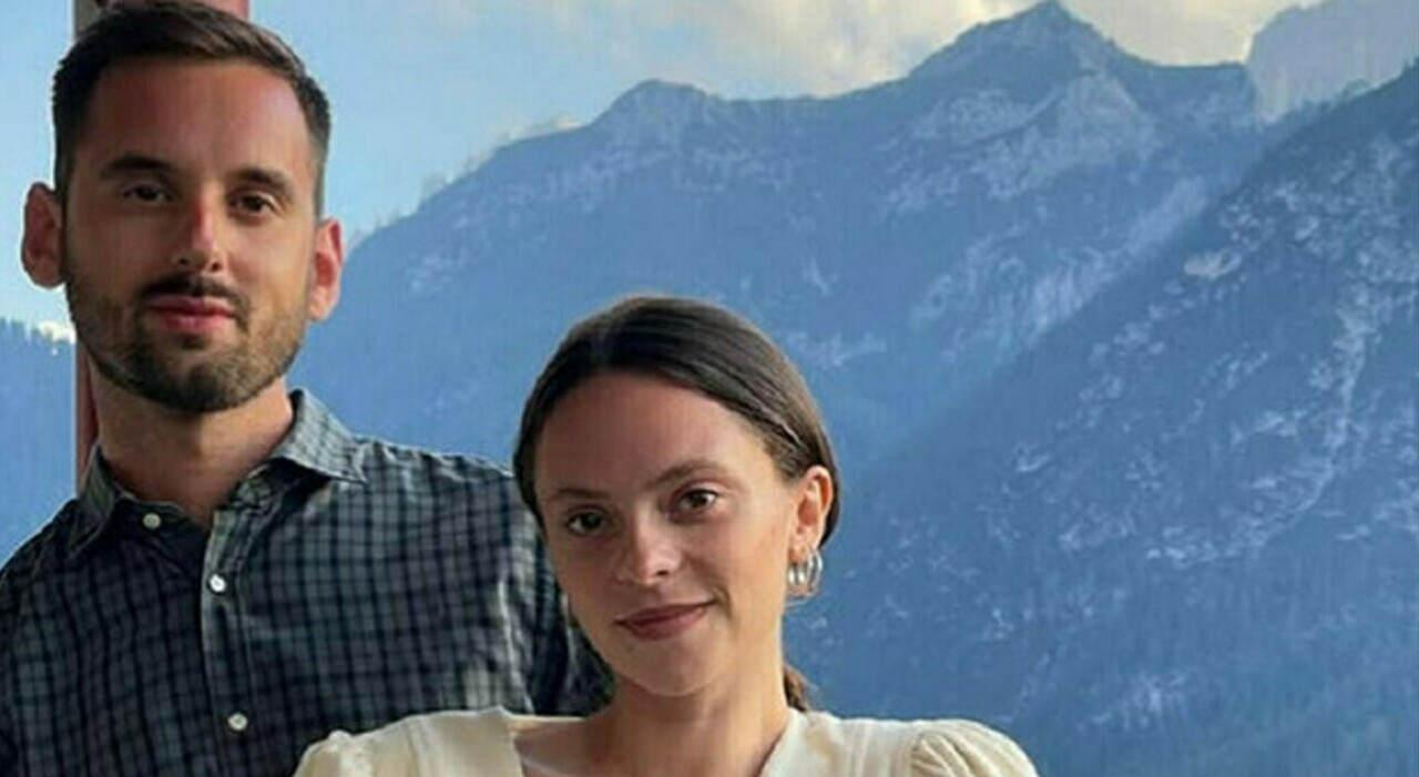 Francesca Michielin, il matrimonio con Davide Spigarolo: lei canta in chiesa (tra mille girasoli) poi fuggono in Vespa