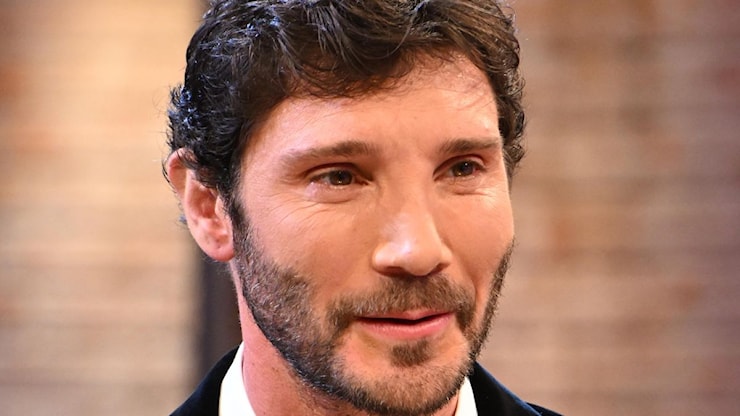 Affari Tuoi, esplode la rabbia dei telespettatori: Colpa della Rai e De Martino finisce al centro delle polemiche. Cosa è successo - Libero