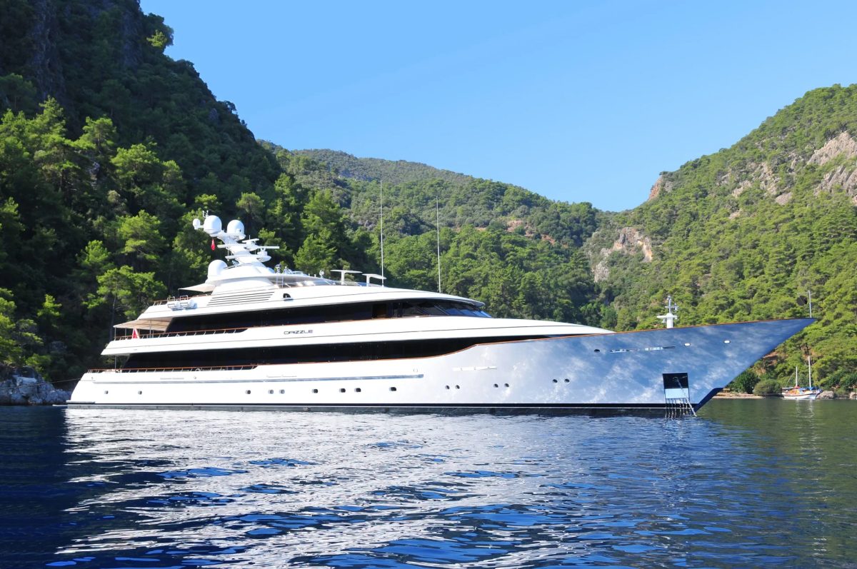 Il mega yacht da 92 metri è arrivato all'Elba: è del patron di Zara