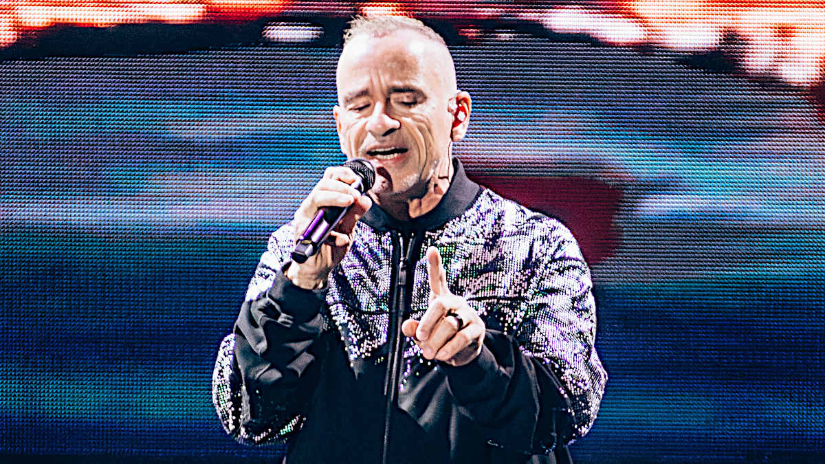 Eros Ramazzotti, stop forzato dopo la data di Torino. L'annuncio a sorpresa: Devo operarmi