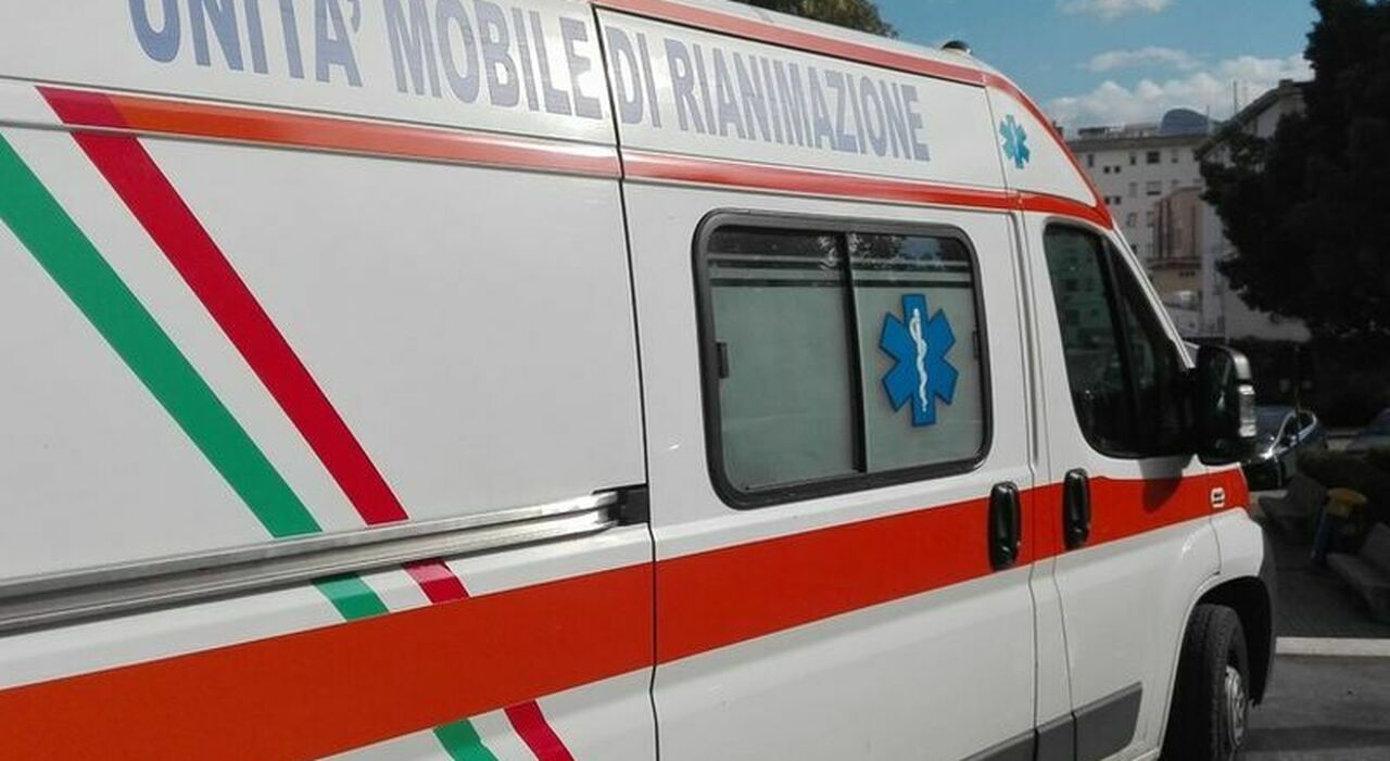 Accoltella l'amica durante una lite per un ragazzo: arrestata 19enne. La vittima in ospedale con la lama conficcata nella schiena
