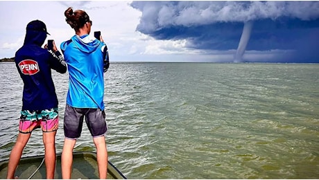 Una tromba marina poi le raffiche: In spiaggia volavano gli ombrelloni, un downburst terribile”