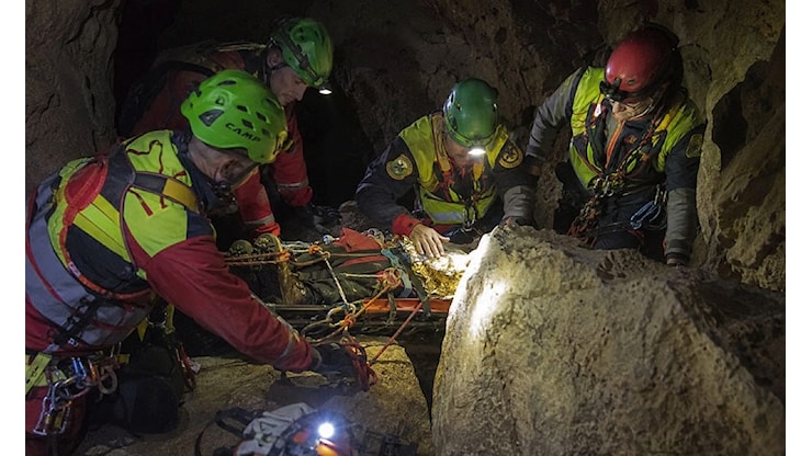 Speleologo resta incastrato a 120 metri di profondità in una grotta - Notizia Oggi.it