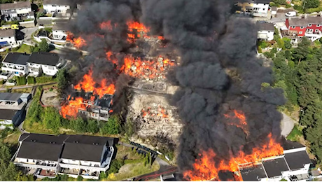 Norvegia: incendio fuori controllo, oltre 100 case distrutte