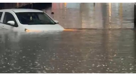Maltempo, allerta arancione fino all'alba: sottopassi allagati a Genova e scuole aperte domani