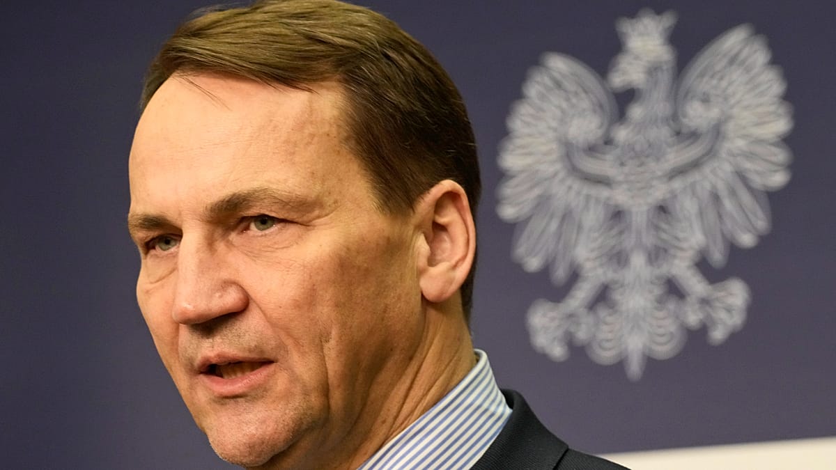 Il ministro polacco Sikorski avverte: da Mosca operazioni di depistaggio contro Paesi NATO