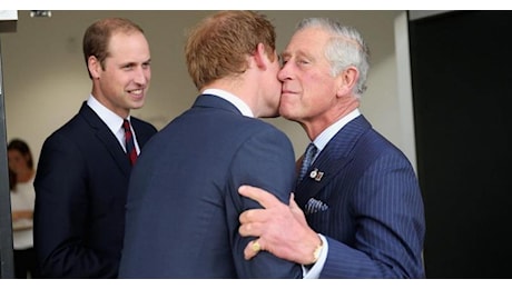 Harry a Londra da solo, il pasticcio con re Carlo e l’attesa per il verdetto sul Daily Mail