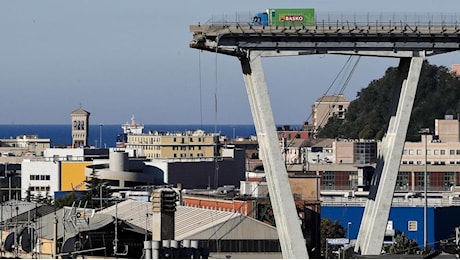 Ponte Morandi, attesa per la sentenza di primo grado: l'emozione dei parenti davanti al tribunale di Genova