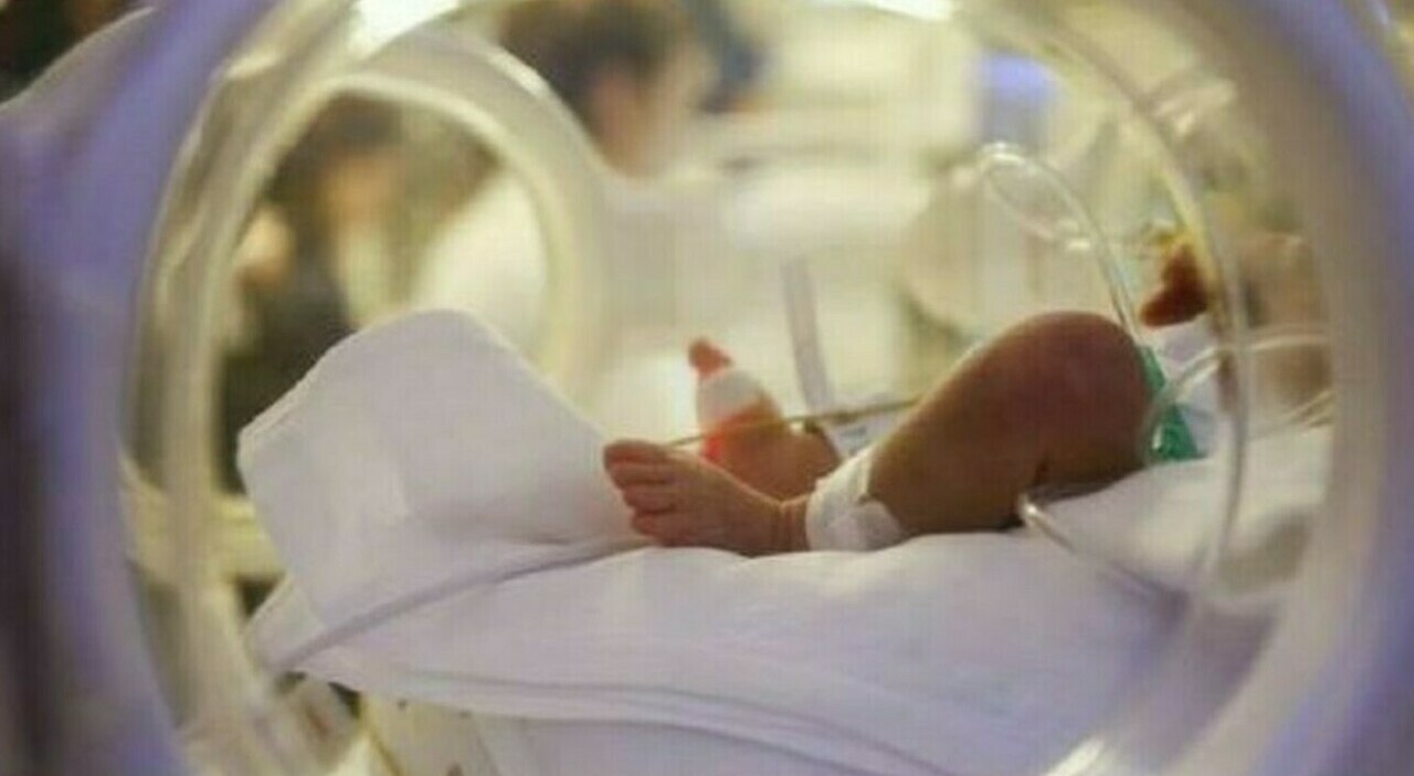 Bimbo di un anno e mezzo travolto da un'auto in retromarcia, è gravissimo: alla guida c'era la nonna