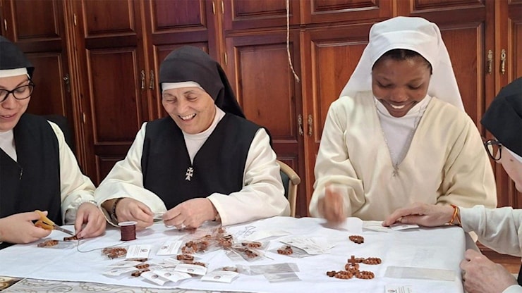 Il Rosario delle suore di clausura che accompagna la visita del Papa in Spagna - Vatican News