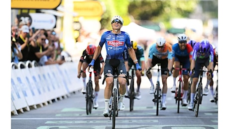 Tour de France 2026, Philipsen vince la tappa: Pogacar resta in giallo