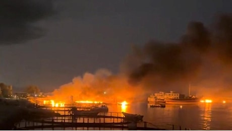 Nuovi raid Usa sull'Iran, riesplode lo scontro sullo Stretto. Trump: “Hormuz è aperto”, Teheran nega