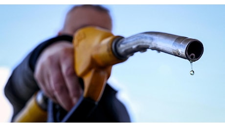 Carburanti, prezzo self benzina 1,879/l