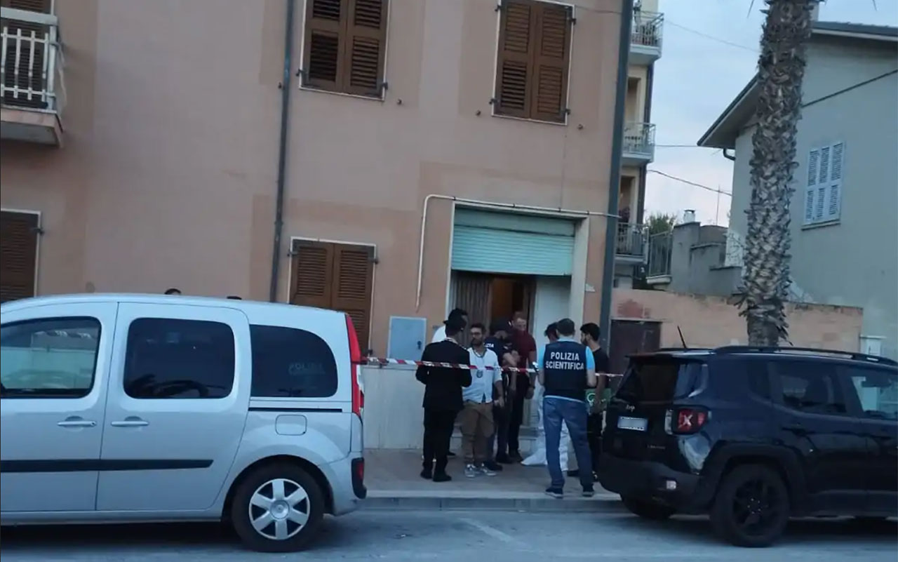 Omicidio a Civitanova Marche, uomo accoltellato in casa: sospettata la compagna
