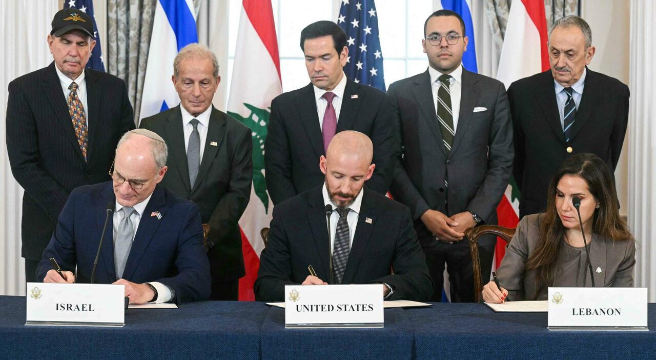 Libano e Israele firmano l'accordo a Washington. Hezbollah lo respinge. Netanyahu: «Duro colpo per l'Iran»