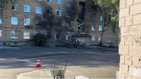 Kiev, drone russo colpisce una scuola nel distretto di Solomianskyi: bambini illesi nei rifugi