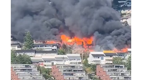 Vasto incendio vicino a Oslo, almeno 100 case distrutte e diverse centinaia di persone sfollate