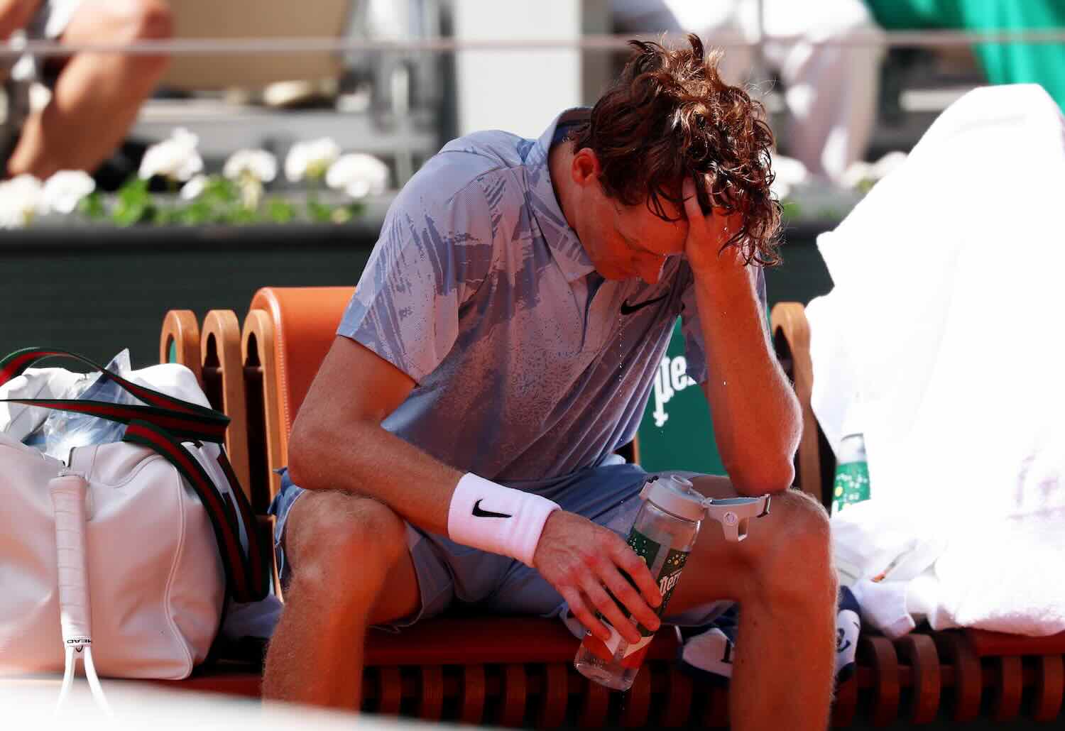 Sinner e il mistero del malore a Parigi: «Abbiamo capito cos’è successo al Roland Garros, ma potrebbe ripetersi»