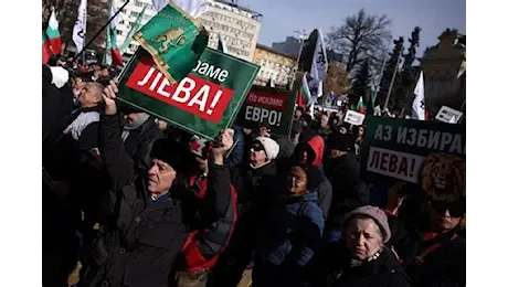 La Bulgaria entra nell'euro tra le dimissioni del governo e il malcontento popolare