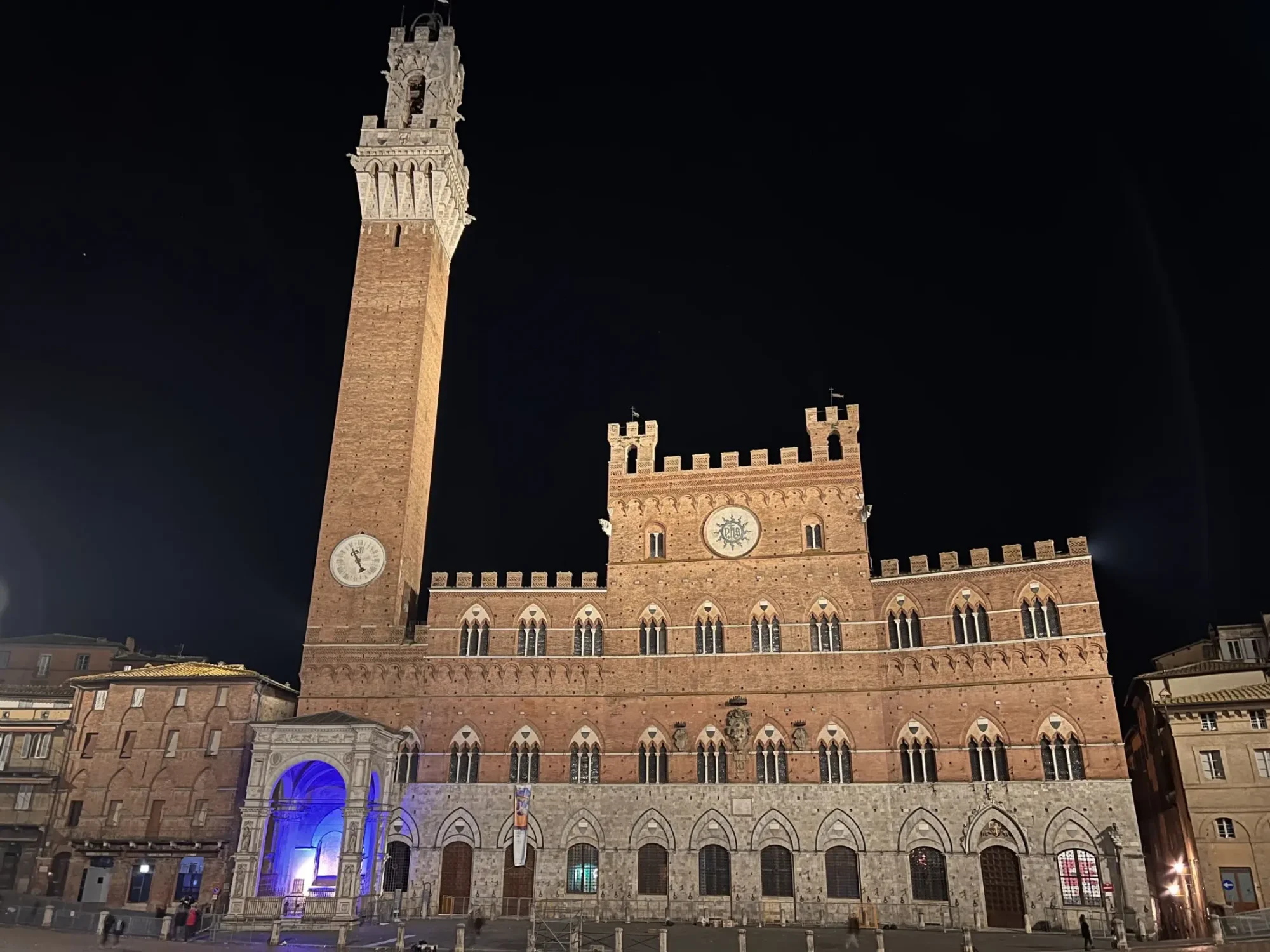 Siena, la Cappella di Piazza del Campo illuminata di azzurro per la Giornata Nazionale della Neurologia