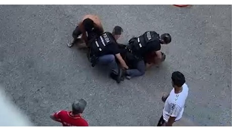 Bologna, muore ammanettato dalla polizia, i pm: Fatti estesi rispetto al video, al vaglio 2 agenti