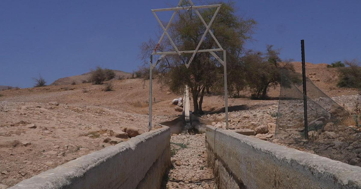 Cisgiordania, la piscina nel deserto e l'acqua rubata
