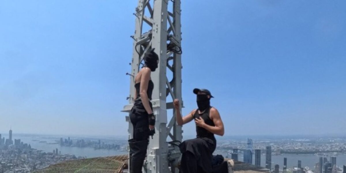 Si arrampicano sull'Empire State Building e lui le chiede di sposarla: arrestati due russi a New York