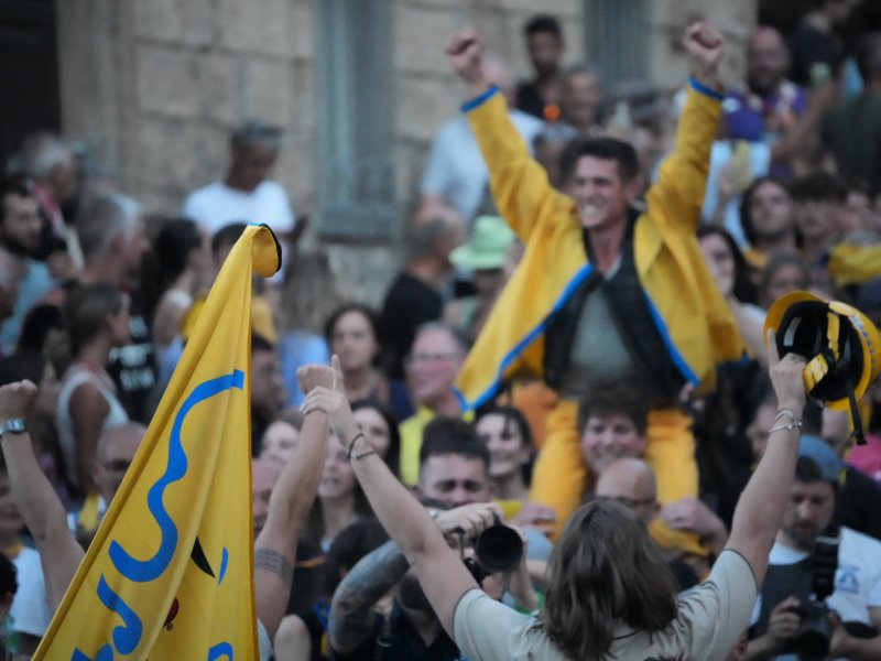 BLOCK NOTES PALIO: UN AQUILONE IMMENSO TUTTO GIALLO