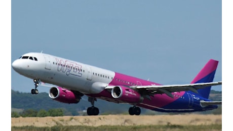 Londra Luton, aereo Wizz Air rischia di uscire dalla pista per 2 secondi: cosa è successo