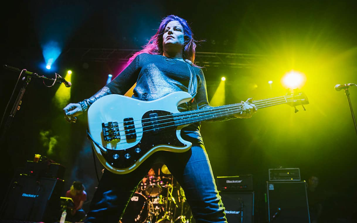 Jennifer Finch, la bassista delle L7 è morta all'età di 59 anni