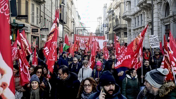 Milano si ferma per lo sciopero. In corteo anche la solidarietà a La Stampa e ai lavoratori Gedi - La Stampa