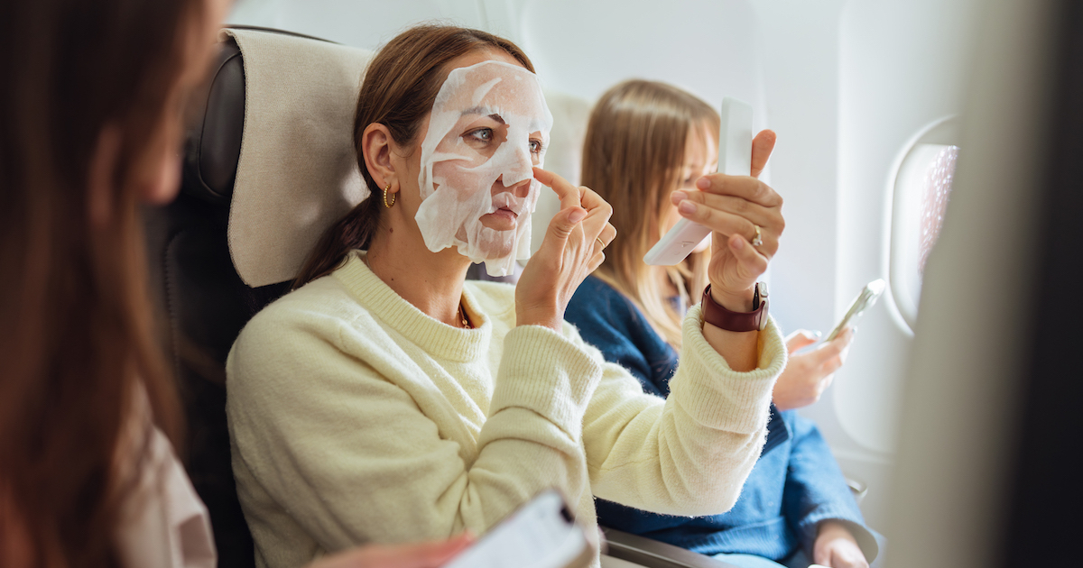 Galateo in aereo: dal TikTok ai piedi scalzi, le 10 cose che irritano di più