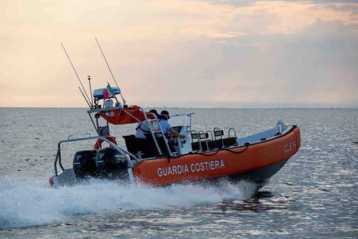 Escono in barca per l'addio al celibato, ma va a fondo: salvati in sette in Costiera Amalfitana. Il brindisi interrotto dal guasto e il naufragio